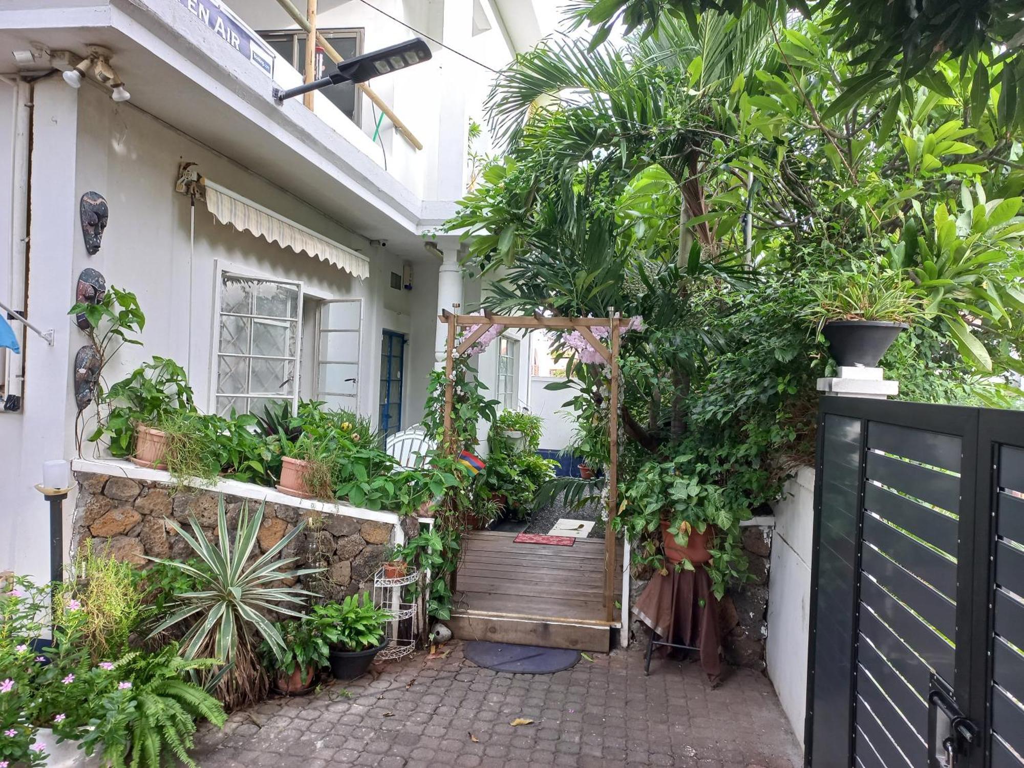 Open Air Cafe & Apartments Порт-Луи Экстерьер фото